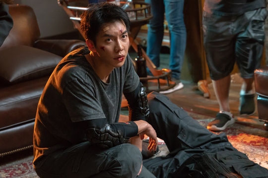 Vagabond Lee Seung-gi is getting a hot cheer from viewers by pouring out Sunday Cider.SBS gilt drama Vagabond (VAGABOND) (playwright Jang Young-chul, director Yoo In-sik / production Celltron Healthcare Entertainment CEO Park Jae-sam) is an intelligence action melody that uncovers a huge national corruption hidden in the concealed truth of a man involved in a civil harbor passenger plane crash, and the last broadcast recorded the highest audience rating of 10.5% (Nilson Korea National Standard) In the same time period, it ranked first in all programs broadcast on terrestrial, cable, and general.In addition, the 2049 audience rating, which is the judgment index of advertising officials, is also up to 4.8%.Lee Seung-gi is in charge of playing the role of Cha Dal-gun, who fights against the group who tries to cover the truth to find the truth about the death of his nephew, and fights against the threat of death.Especially, Cha Dal-gun is playing a big role in opening the audiences clogged inside by spreading the line of action that makes the eyes cool and the famous ambassador that makes the ears happy.I chose BEST5, a cider cider, to be delivered to all the Billons of the world.Have you ever heard of conscience intelligence? Youre a stonehead. Ive picked the wrong guy. Im going to suck your bone marrow!After being convinced that John & Marksa Jessica Lee (Moon Jung-hee) was behind the civil service airliner attack, Cha Dal-gun brutally smashed Jessica Lees assassination attempt on himself and visited him.Jessica said without a hint of surprise, How much did you get from Dynamics? There is something that does not change even if the world changes.It is the power and the power that makes the truth. He once again caused the anger of Cha Dal-geon.Did you kill them all because you wanted to gain strength from the money? he said, Did you ever hear of conscience and intelligence? Youre a jerk.Ill suck your bone marrow. He gave Jessica a good price on the back of the head, declaring war with a gruesome remark.You say you exist for your people, dont you think a civil servant should have that sense of duty?Ko Hae-ri (Bae-ji) was deeply desperate when he heard from Jung Man-sik that USB, which contains the face of Terrorist The Suspect Jerome (Yoo Tae-oh), was unidentifiable due to the virus and that he would end the crash investigation because of insufficient evidence.Chadalgan was excited by the B-Boe that Gohari had told him, Is it for your people? I believe you are an expert in solving this problem?You get paid in taxes. Shouldnt a civil servant have that sense of duty?This was a reminder of the mission of NIS agent to Gohari, who was a subordinate employee who had to follow the orders of the upper part and was in a dilemma as the eldest daughter who was responsible for the livelihood of the family.While youre with me, Im only going to chew Savoie so hard that I wont die ... Whos going to try Yi Gi!Cha Dal-gun went to Morocco and captured Kim If (Jang Hyuk-jin), the deputy captain of the crash and terrorist The Suspect, and when Kimif was seriously injured in the indiscriminate attack of Lily and Kim Do-soo (Choi Dae-chul), he pulled his blood and saved it.Chadalgan asked Kim If, who was alert, How did you meet Jerome? But Kim If turned to silence and said, I am good.Eventually, he could not stand it, and he approached Kim if and grabbed his neck and said, So I am angry.Im going to chew Savoie so hard that I dont die while Im with you, he said, and whos going to chew Yi Gi! and gave a bloody blow to Kim Ifs still equal momentum.Chadalgunpyo 1-machine cider Myeong-saeng 4. Youre all fucked up, Im going to smash it up soon (ft.lot).Cha Dal-gun, Gohari and Kim If were loaded into a cargo ship bound for Korea from Morocco with the help of Edward Park (Lee Kyung-young), and Min Jae-sik (Jung Man-sik) put out an Interpol wanted to find the three who disappeared.So, Kang Ju-cheol (Yi Gi-young) contacted Cha Dal-gun and Gohari to order them to use an operation to disturb the spirit of the NIS.Then the scene of the three returning home was seen through the NIS Station room monitor, followed by an incredible scene of all appearances in airports and port waiting rooms in different countries.Cha Dal-gun, who showed his face through a front monitor immediately after, shot an intense eye as if he was looking at Kitaewoong (Shin Sung-rok), Min Jae-sik and Yoon Han-ki (Kim Min-jong) right in front of him.I will go to smash it soon, he said, smiling and giving a great pleasure.Chadalgunpyo 1-midter Ming Dae 5. Repent and live a new life, you scumbags!Chadalgun and Gohari continued their disruptive operation against the NIS until just before they arrived in Korea.When he was instructed by Yoon Han-ki, he told the NIS to take Kim if and take it back, and he laughed and said, If you all hold your hands together and declare your conscience in front of the people, you will turn yourself in. I made it sticky.Celltrion Healthcare Entertainment said, Chadalgan is a straight-line character that pushes straight as you think. Lee Seung-gis passion made Chadalgan more stereoscopic and attractive.We want you to watch and see if Vagabonds hero Chadalgun can kill all the evil groups and succeed in finding the truth.Park Su-in