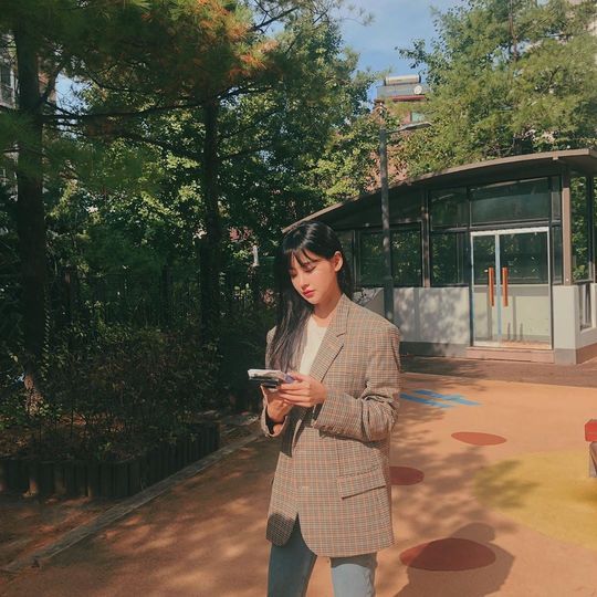 Actor Oh Yeon-seo showed off his mood goddess figure.Oh Yeon-seo released three photos on his Instagram on October 26th.Inside the picture is a picture of Oh Yeon-seo, who is showing fashion that is full of autumn atmosphere.The face of fists, a clear smile, and Oh Yeon-seos emotional charm stand out.Park So-hee