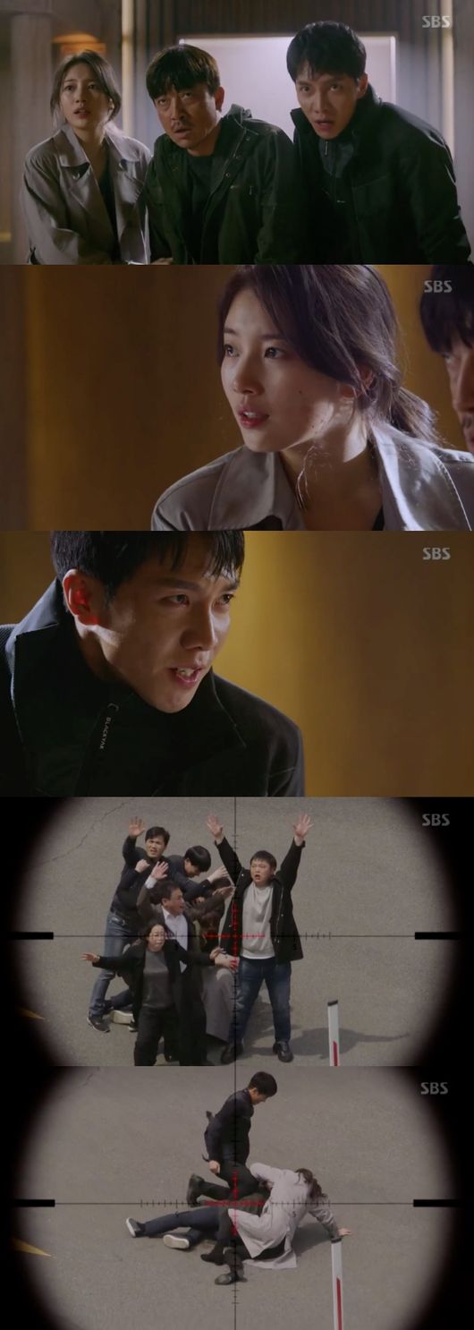 Vagabond Lee Seung-gi and Bae Suzy succeeded in setting up Jang Hyuk-jin in court amid government pressure and obstruction.In the SBS gilt drama Vagabond (playplayed by Jang Young-chul, directed by Yoo In-sik), which aired on the afternoon of the 26th, Cha Dal-gun and Bae Suzy have a hard time setting Kim if (Jang Hyuk-jin) to court.Earlier this day, Prime Minister Hong Soon-jo (Moon Sung-geun) told President Jungkook (Baek Yoon-sik) that Where are you going to spend all of your slush funds?He quickly apologized for I did everything wrong when he noticed the mistake.If I were an old man in the back room after my retirement, what would happen to politics in this country? President Jungkook said, I cant keep my fingers sucked if I wanted to stay in power.I heard a lot about you, you have great ability, and you have a nice appearance, said President Jungkook Lee (Moon Jeong-hee), president of John Enmark, who visited the president.Im asking you to do this FX business well. The president and prime minister secretly made a friendship with John Enmarks team.The president asked Jessica, Is Jessica president Miss or Mrs? And asked again, Did she go or not?Jessica, who had a glimpse of this, shed her connection with Kiri and the kingdom of Abdullah.On the other hand, when the president found out that John Enmark was involved in the B357 crash, he told Yoon Han-ki (Kim Min-jong) secretary, You dropped the plane (B357). Yoon Han-ki explained, John Enmarks vice president alone, but I tried to get rid of the evidence.Yoon Han-ki, secretary of state, suggested to the president that the Singapore account should be returned to John Enmark immediately.But the president changed his face and said, The money is money to build a political genealogy in the future of the millennium of the Republic of Korea.We need to move the police right now, he said. The presidents words were used to force the public to take power and the situation became serious.Cha Dal-gun, who avoids the pursuit of Jung Man-siks team, was convinced that the sky will set him up in court. At the same time, Oh Sang-mi (Kang Kyung-heon) said, It is a fire arrest.I want you to testify to me after all. Lawyer Hong Seung-beom (Kim Jung-hyun) hinted at her that Kim if might appear in court, and she was surprised that she would not be able to do this trial.Edward Park (Lee Kyung-young), a dynamic system company, told the court that Kim if, Cha Dal-gun, and Go Hae-ri would be in this courtroom now.Hong Seung-beom, a lawyer, raised false suspicions that there was a bank transaction between Kim if and Dynamics.Kim Ifs wife, Oh Sang-mi, falsely testified that I couldnt confirm the password because only my husband knew it. But the judge vowed to adopt it as evidence.However, in the courtroom, there was a reaction that John Enmark manipulated it.At the same time, Cha Dal-gun, Go Hae-ri, and Ki Tae-woong (Shin Sung-rok) were heading to court with Kim if, but Jung Man-sik as well as the government were under pressure.The president himself ordered them not to come to court.The Chadalgan team got out of the car under pressure from the police and director Min Jae-sik, but was able to escape with Kim If, the only survivor of the B357 crash.Killer Lily (Park Ain) pointed a gun at Kim If but missed, helping the bereaved to defend him and head to court.Capture the Vagabond broadcast screen