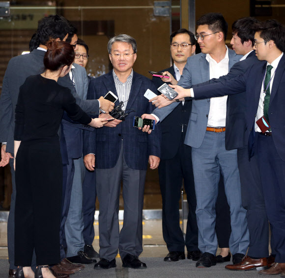 취재진 질문을 받고 있는 홍만표 변호사 - 정운호 전 네이처리퍼블릭 대표의 전관 로비 의혹에 연루된 검사장 출신 홍만표 변호사가 서울중앙지검을 나서다 취재진의 질문을 받고 있다. 2016.6.2 연합뉴스