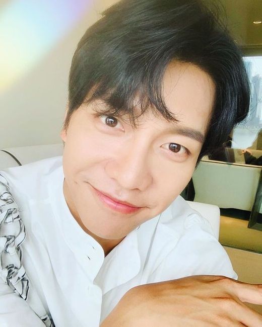 Singer and actor Lee Seung-gi has revealed his warm-hearted routine.Lee Seung-gi posted a picture on his Instagram on the 26th with an article entitled Hello singapore.Lee Seung-gi in the photo, which is also released, makes Smile even those who see it as a unique cool Smile.Meanwhile, Lee Seung-gi is in the midst of playing the role of Cha Dal-gun in the SBS gilt drama Baega Bond currently on air.