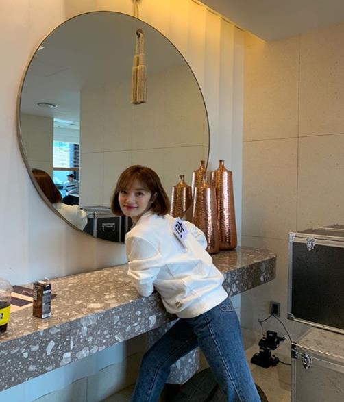 Actor Hwang Bo Ra encouraged the Running Man viewing.On the 27th, Hwang Bo Ra said to his SNS, Running Man Hwang Bo Ra. Please use your room.It was fun in the past. In the photo, Hwang Bo Ra stands in front of a mirror, posing in his own name tag-up clothes; his bob hair and subtle smile create a lovely charm.Meanwhile, SBS entertainment program Running Man, which will feature Hwang Bo Ra, will be broadcast at 5 p.m. on the same day.
