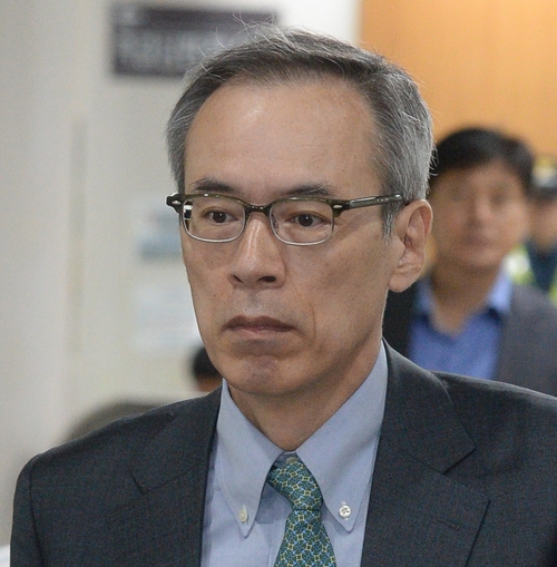 주진형 전 한화투자증권 사장이 2017년 5월 29일 오전 서울 서초구 서울중앙지법에서 열린 박근혜 전 대통령과 최순실씨에 대한 3회 공판에 증인으로 출석하고 있다. 뉴시스