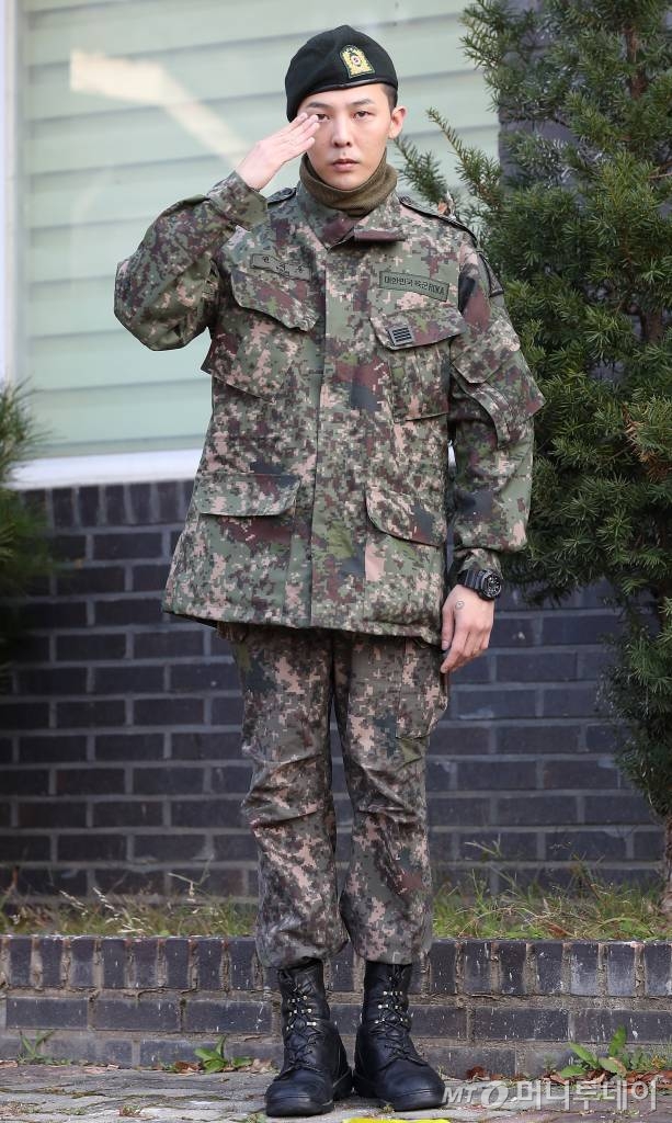 After his military service, the discharged G-Dragon (31 and Kwon Ji Yong) salute angle has become controversial, and attention has been paid to the discharged salutes of other entertainers.At around 8 am on the 26th, G-Dragons Discharge ceremony was held in front of the ground operation command located in Yongin-si.About 300 fans and reporters from around the world, including Korea, China and Japan, gathered at the Discharge site, and G-Dragon said, Thank you for waiting.I will make it look good in my original form, not a soldier. However, the salute angle was controversial among the netizens as the ambiguous salute angle of G-Dragon was taken at the Discharge event.According to the Ministry of National Defense, shoulders and elbows should be at an angle of 60 degrees, and the index finger of the right hand should come at the end of the right eyebrow and the back of the hand or palm should be invisible.However, G-Dragons salute was so low that his hands were blindfolded and his hands were not standing so that his hands could be seen from the front, so he was criticized for not being able to salute.G-Dragons Discharge salute was recently compared to the Lee Seung-gi, a national favor that was issued as an administrative officer of the 13th Airborne Special Mission Brigade on October 31, 2017, and the 2PMs Taecyeon, who gave up his permanent residence in the United States and volunteered as an assistant,Kim Soo-hyun, who was judged to be in the fourth grade but joined the search squad with steady treatment and health care, also dominated the love of the fans with the salute of each Discharge ceremony in July.G-Dragon spent his unfaithful military life in June 2018, when he was in military service, due to a preferential controversy.G-Dragon, who was hospitalized in a single room of the Korean Army Yangju Hospital after being diagnosed with ankle instability, was at the center of controversy as it was known that other soldiers were usually using open wards.In addition, a soldier working at a military hospital posted an online observation diary that recorded G-Dragons personal information, and the netizens also voiced criticism that there were too many sick days and vacations.The Discharge ceremony of G-Dragon was scheduled to take place at the Army 3rd Division in Cheorwon, Gangwon Province, but it was reported that the African Pig Fever (ASF) was transferred to Yongin, Gyeonggi Province, where the Army Ground Operations Command is located, as concerns were raised that it could be spread due to hundreds of fans gathered at the Discharge ceremony.Singer G-Dragon, Discharge Dictionary Controversy over salute angle...Compared to Lee Seung-gi and Kim Soo-hyun