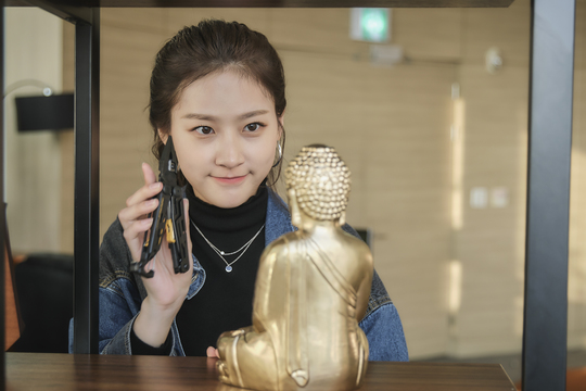 Kim Sae-ron, a thief of Leverage: Fraud, shows a cute figure by backing up Come as a thief.Kim Sae-ron, who smiles seaside in front of the Golden Buddha, steals his gaze.TV Chosun Leverage: Falsify (hereinafter Leverage/director Nam Ki-hoon/playplayed Min Ji-hyung), which is broadcast on October 27, is a re-born as the best fraud strategist in Koreas top elite insurance investigator, Tae-joon (Lee Dong-gun), who is united with the best players in each field to catch the real bad guys playing on the law, The main drama is a caper drama that is full-fledged justice.It is a remake of the same name, the original mid Leverage, which has been aired for five seasons on the US TNT channel and has received great interest in the audience rating.In particular, Kim Sae-ron (played by Gonabyeol), who has completely deceived stock investment fraudster Park Eun-seok (played by Min Young-min) by disguised as a jaebol-ga Yojo-suk in the last episode 3.4 and has emerged as the morning star of the fraud machine, returns to his main business, The Thief, and draws attention.Kim Sae-ron in the open steel is looking at the golden Buddha with a tool in his hand, especially at the corners of his mouth, with an unmistakable smile that attracts attention.bak-beauty