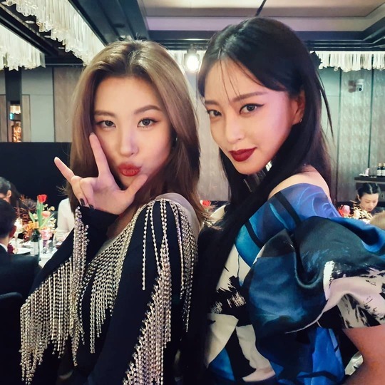 Two shots of Han Ye-seul and Sunmi have been released.Sunmi released several photos of Han Ye-seul on October 27 with his Queen on his Instagram.Han Ye-seul and Sunmi in the photo are making various expressions with overflowing expressions, which gives the admiration of the viewers.pear hyo-ju