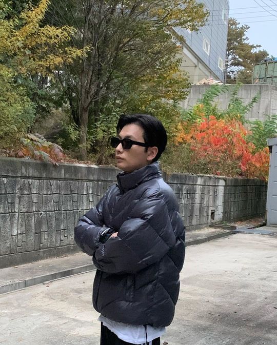 Actor Yi Dong-hwi showed off her fashionista-like sideYi Dong-hwi posted a picture on his instagram on October 27 with an article entitled I went to work and its really cold, watch out for the cold.Inside the picture is a figure of Yi Dong-hwi in black sunglasses and padded jumpers; Yi Dong-hwis chic Aura catches the eye.The size of the tiny face of Yi Dong-hwi is also outstanding.delay stock