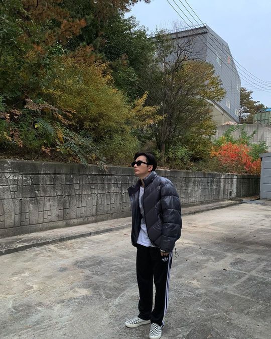 Actor Yi Dong-hwi showed off her fashionista-like sideYi Dong-hwi posted a picture on his instagram on October 27 with an article entitled I went to work and its really cold, watch out for the cold.Inside the picture is a figure of Yi Dong-hwi in black sunglasses and padded jumpers; Yi Dong-hwis chic Aura catches the eye.The size of the tiny face of Yi Dong-hwi is also outstanding.delay stock