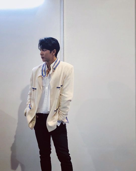 Singer and actor Lee Seung-gi boasted a warm visual.Lee posted a photo on his instagram on October 26.The photo shows Lee Seung-gi, who added chic charm with White shirts and black pants. Lee Seung-gi stands with his hands in his pockets.Fans who encountered the photos responded such as Its cool, I thought it was a real model and I love you.delay stock