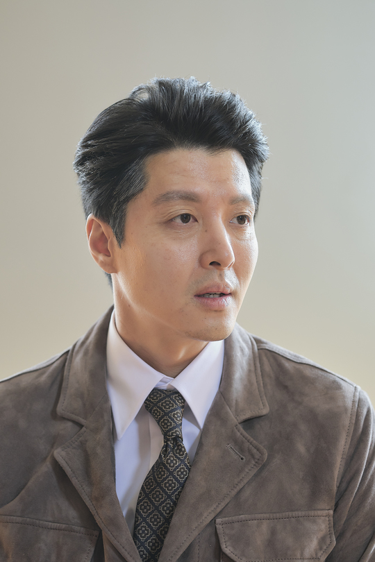 Lee Dong-gun transforms into The elderly of the white hair.TV Chosun drama Leverage: Falsify (hereinafter referred to as Leverage/director Nam Ki-hoon/playplayed Min Ji-hyung) is a rebirth of the best fraud strategist in Koreas top elite insurance inspectors, and Tae-joon (Lee Dong-gun) is united with the best players in each field to catch the real bad guys playing on the law, It is a caper drama that is fully defined.The thrilling character play, a remake of the same name Mid LEVERAGE, which was aired on the US TNT channel for five seasons and received explosive love, attracted viewers and started to start the audience rating increase.In the previous broadcast, Lee Dong-gun started a fraud with the Leverage team and raised interest.In particular, Lee Dong-gun, who has been trying to taste fraud with Jeon Hye-bin and the chaebol couple, is planning to make a proper fraud by transforming into The Elderly.In the public steel, Lee Dong-gun, dressed up as The Elderly, is featured in the extraordinary image, raising expectations from the visual.Lee Dong-gun robs his gaze with a grey hairstyle and a deeply-stained wrinkled face.This is a special dress by Lee Dong-gun as The Elderly to deceive the police chief, the new target of the Leverage team.Especially, it makes the mouths of those who see the details as the elderly makeup where the details are alive to the gray hair Eyebrow.Above all, Lee Dong-guns sly expression is attracting attention.Lee Dong-gun is staring at his opponent with his lips pressed down, and he is smiling with a kind smile.Indeed, Lee Dong-gun even made up the elderly makeup and wondered why he met the police chief, and his planned fraud plan.bak-beauty