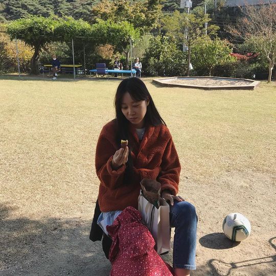 Around the time of Camellia flowering, Gong Hyo-jin revealed his daily routine.Gong Hyo-jin posted a picture on her Instagram page on October 27.In the picture of eating Sweet potato, the netizen responded It is like a real Camellia It is a lump of charm, It sends such a thrilling eye to Sweet potato.pear hyo-ju