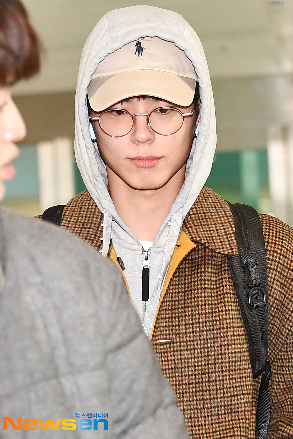 Actor Park Bo-gum (PARKBOGUM) arrives in Paris after finishing his schedule at the Incheon International Airport in Unseo-dong, Jung-gu, Incheon, on the afternoon of October 27.exponential earthquake