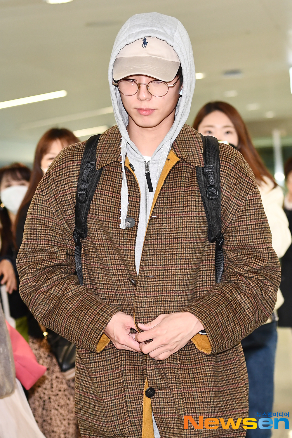Actor Park Bo-gum (PARKBOGUM) arrives in Paris after finishing his schedule at the Incheon International Airport in Unseo-dong, Jung-gu, Incheon, on the afternoon of October 27.exponential earthquake