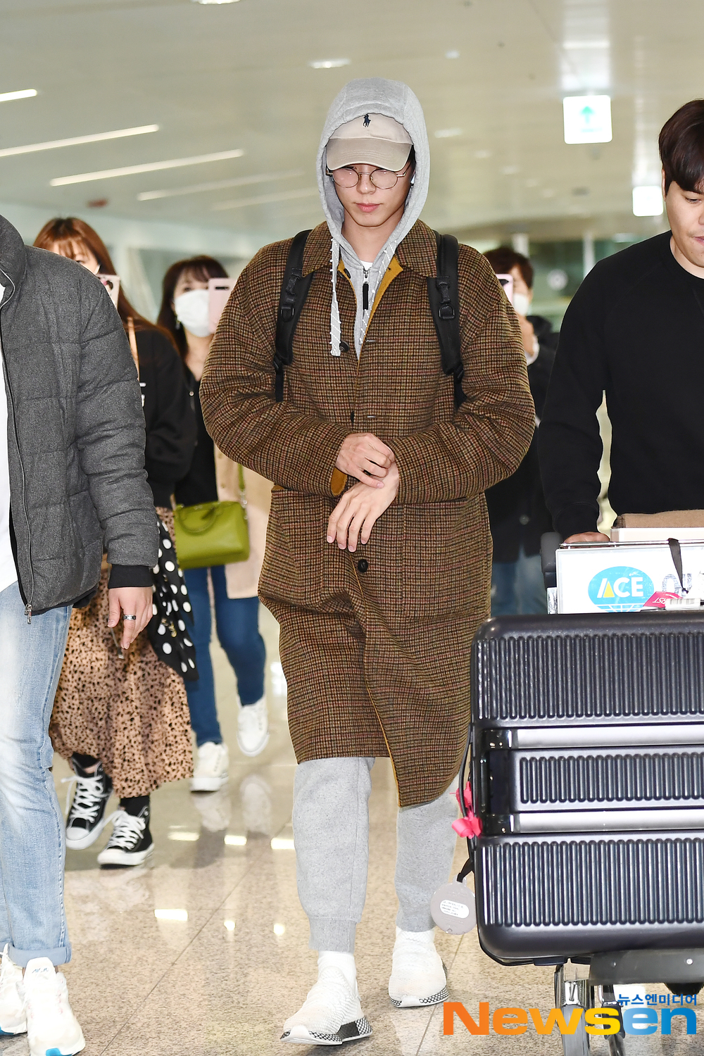 Actor Park Bo-gum (PARKBOGUM) arrives in Paris after finishing his schedule at Incheon International Airport in Unseo-dong, Jung-gu, Incheon, on the afternoon of October 27.exponential earthquake