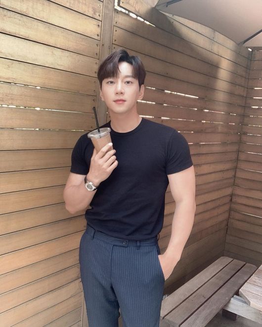 Singer Hwang Chi-yeul has revealed his current status.On the 27th, Hwang Ji-yeol posted three photos on his instagram  with an article entitled A cup of Coffee.In the open photo, Hwang Chi-yeul poses with a take-out cup of a Coffee shop. At this time, it is the size of Hwang Chi-yeul, which is getting bigger.Hwang Chi-yeul, who is currently working on the bulk-up movement, is impressed with his superior physical.In addition, actor Kim Dong-joon, who is from the group empires children, commented, How much you do the Exercise. Hwang Chi-yeul replied, I Exercise together.Hwang Chi-yeul will hold a national tour concert Bon Voyage: Time Traveler at the Jeju ICC Jeju International Convention Center Tamla Hall on December 21 and 22.Hwang Chi-yeul Instagram  