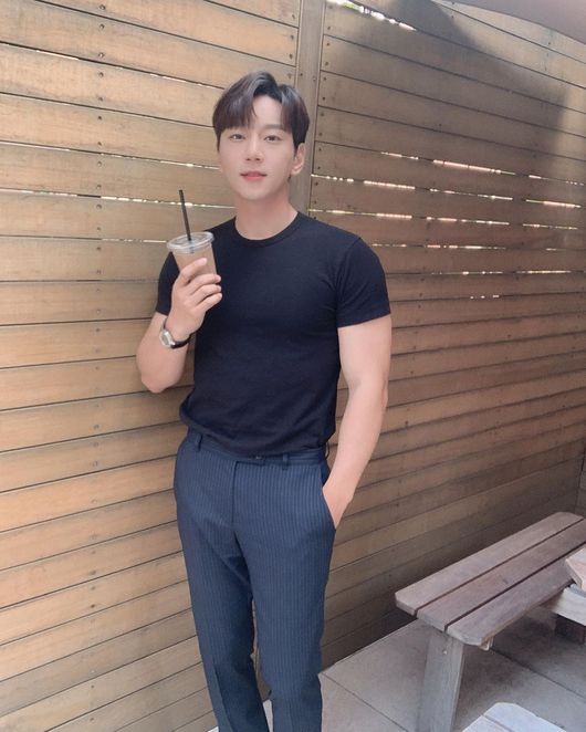 Singer Hwang Chi-yeul has revealed his current status.On the 27th, Hwang Ji-yeol posted three photos on his instagram  with an article entitled A cup of Coffee.In the open photo, Hwang Chi-yeul poses with a take-out cup of a Coffee shop. At this time, it is the size of Hwang Chi-yeul, which is getting bigger.Hwang Chi-yeul, who is currently working on the bulk-up movement, is impressed with his superior physical.In addition, actor Kim Dong-joon, who is from the group empires children, commented, How much you do the Exercise. Hwang Chi-yeul replied, I Exercise together.Hwang Chi-yeul will hold a national tour concert Bon Voyage: Time Traveler at the Jeju ICC Jeju International Convention Center Tamla Hall on December 21 and 22.Hwang Chi-yeul Instagram  