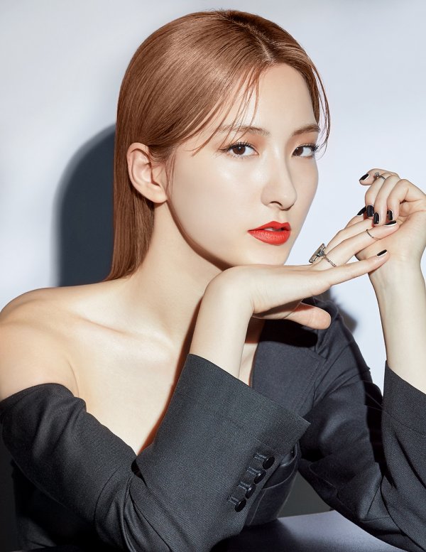 Group WJSN Eunseo has released a pictorial B cut.Fashion magazine Cosmopolitan recently unveiled a picture of WJSN Eunseos picture B cut, capturing Eye-catching.Eunseo completely digested all the various styles and attracted the viewers by revealing the visuals of the past that were not seen on the WJSN stage.Especially, it shows a fascinating atmosphere wearing a luxurious black mini dress, and it shows a unique Aura with an intense color RED suit.In addition, the leather jacket fashion, which combines a funky hairstyle, boasts a tough yet charismatic aspect.In addition, Eunseo is an attractive RED lip makeup that makes it more urban and chic, further doubling the unique sophisticated atmosphere.Eunseo, who has attracted attention with her unique visual girl crush, is a member of WJSN. WJSN has released Dreaming Heart, I Want You, La La Love in 2016 and has been releasing various charts with Boogie Up of special album For The Summer He succeeded in becoming a popular girl group by climbing four music broadcasts.In addition, Eunseo has been active in various programs such as Real Man 300 and Skymersle since the Sukshin Road 4 fixed MC activity. In the recently broadcasted 2019 Chuseok Special Idol Star Championship, he became Ace as a new crew of Get It Beauty 2019 As a Sad Star, it is receiving a keen interest.WJSN is keen on preparing for the end of the album ahead of its comeback in the music industry with its new mini album As You Wish (Az You Wish) in November.