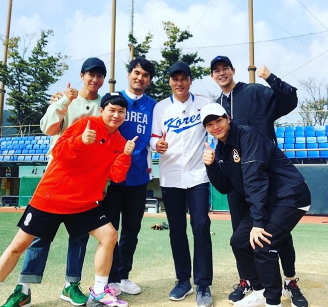 Former baseball player Chan Ho Park, Lee Seung-yeop, All The Butlers together.Chan Ho Park said on his 27th day instagram, Please use your room today.There is a big reversal, he said, encouraging SBS entertainment program All The Butlers to watch.The photo, which was released together, shows All The Butlers member Lee Seung-gi, Yang Se-hyeong, Lee Sang-yoon and Yook Sungjae with Chan Ho Park Lee Seung-yeop.They looked at the camera and took various poses and showed a warm atmosphere.On the other hand, Lee Seung-yeop appeared as a special guest to cheer up Chan Ho Park who appeared in All The Butlers Master on this day.Lee Seung-yeop, who said he was close to Chan Ho Park, expressed his gratitude for receiving a lot of help from Chan Ho Park.