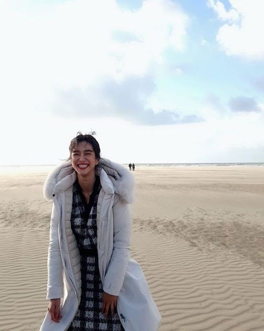 Actor Seo Ye-ji reveals a clear recent picture and attracts Eye-catching.Seo Ye-ji posted a picture on his Instagram on the 27th with an article entitled I am here.In the photo, Seo Ye-ji laughed at the beach background. He was dressed in a long padding, and he was innocent and showed the charm of human vitamins.Seo Ye-ji returns to the movie Memory of Tomorrow (Gase).