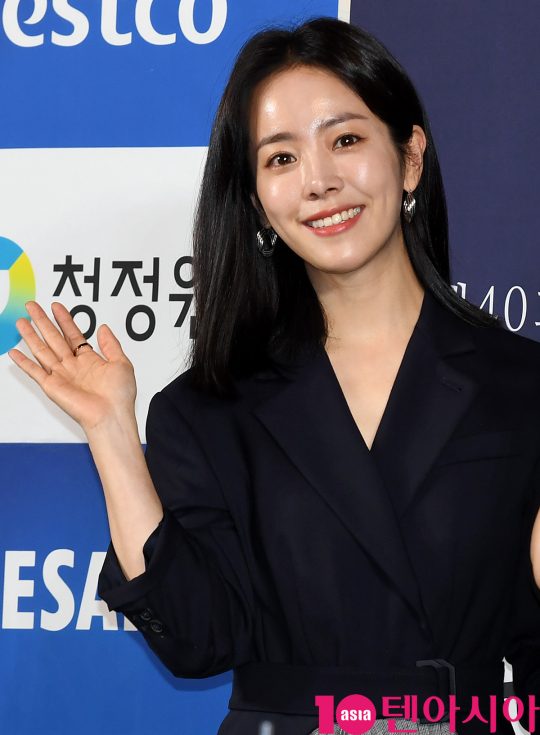 Actor Han Ji-min said he was thrilled to see the movie Miss Back aired as a Chuseok special film.The 40th Blue Dragon Film Handprinting Event was held at CGV Yeouido, Yeouido-dong, Seoul on the afternoon of the 28th.Actor Han Ji-min, Kim Hyang-gi, Nam Ju-hyuk and Kim Dae-mi, who were winners of the Blue Dragon Film Awards last year, attended.Four Actors handprinted at the event and had time to look back on the glory of the past year.Han Ji-min won the Blue Dragon Film Award for Best Actress last year for Lee Ji-wons Miss Back.It was a dream journey to win the nomination for Miss Back, said Han Ji-min, and it is meaningful to be able to be together in a place where you can recall that glorious moment.Im honored to record my hand so that I can recall and remember over time, he said.I remember the trembling feeling, Han Ji-min said, recalling his last years award, and it remains dreamlike. I was so nervous that I didnt know what Id said.I came down and saw Hye-soos waiting room after the awards ceremony, so I went to say hello, but you were almost bummed, he said.Not only Hye-soo, but also myself, like a good thing happened, everyone liked me. I was so happy that everyone around me was happy, he said.The most brilliant and beautiful moment in life is called In the Mood for Love.I have told you a lot about In the Mood for Love these days.I think it will be remembered as the most brilliant and beautiful moment when I think about the past time in my life. Last Chuseok, Miss Back was broadcast as a special Chuseok movie. Han Ji-min said, I think I thought the special movie on the holiday was a big movie.I didnt sleep until late, she said.The 40th Blue Dragon Film Awards will be held on November 21st at Paradise City in Yeongjong-do, Incheon and will be broadcast live on SBS.