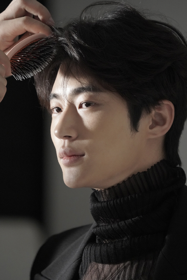 The new Byeon Wooseok has released a behind-the-scenes cut with unique charm.Actor Byeon Wooseok is playing a brilliant role in JTBC Flower Per, and it focuses attention by revealing the behind-the-scenes cut that shows urban and modern charm beyond the flower hawking.Byeon Wooseok, who brings out the taste of the character of the character of the character of the character in the Flower per, is moving from the Joseon to the modern era and showing off the colorful colorfulness.Byeon Wooseok in the photo is taking off the hanbok and the application that make Hanyang a runway, and is showing a sophisticated styling that feels the autumn mood.He was charismatic by matching a shirt and a turtleneck with a black jacket, and he drew praise as a picture artisan with a deep eye that made him breathe in a close-up cut filled with screens.Here, the mischievous figure of Byeon Wooseok, who responds to the favorable comments of the field staff with a blank eye, disarmed everyone and raised the temperature of the filming site sharply.In addition, in an interview that was conducted together, I have a desire to build up my skills rather than going to the next stage with Flower per. He adds anticipation to his appearance as an actor who believes in his willingness to believe.On the other hand, JTBC Flower Per, starring Byeon Wooseok, can be seen every Monday and Tuesday at 9:30 pm.