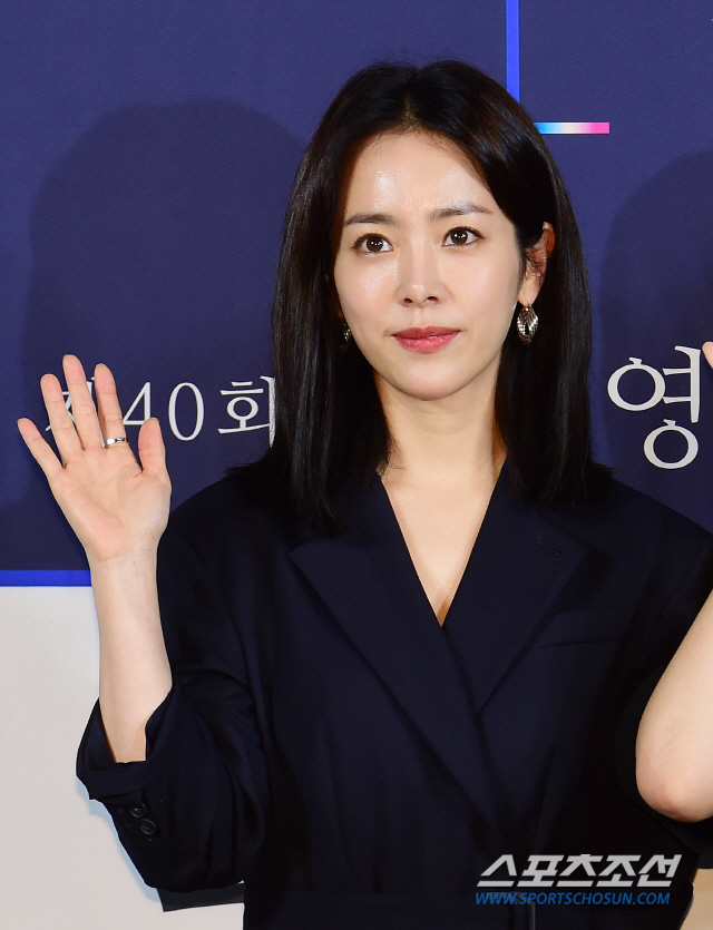 Han Ji-min, who won the 39th Blue Dragon Film Award for Best Actress, and actress Kim Hyang-ki, new actor Nam Joo-hyuk and new actress Kim Dae-mi will attend the Hand printing.Meanwhile, the 40th Blue Dragon Film Awards will be held on November 21 at Paradise City in Yeongjong-do, Incheon and will be broadcast live on SBS.