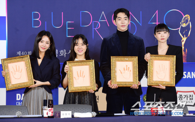 The Blue Dragon Film Awards, the most brilliant, unforgettable In the Mood for Love (the most beautiful and happy moment of my life)!The 40th Blue Dragon Film Award handprinting was held at CGV in Yeouido, Yeongdeungpo-gu, Seoul on the afternoon of the 28th.Han Ji-min, who won the Best Actress Award at the 39th Blue Dragon Film Awards held last year, attended the handprinting ceremony, including Best Supporting Actress Award Kim Hyang Gi, New Actor Award Nam Joo-hyuk, and New Actress Award Kim Da-mi.The Blue Dragon Film Awards are the best prestigious film awards ceremony in Korea, which was held in 1963 to promote the development of the domestic film industry and has reexamined the works that have achieved remarkable achievements every year and the filmmakers who have shined Korean movies.Han Ji-min, Kim Hyang Gi, Nam Joo-hyuk and Kim Da-mi, who won the Blue Dragon Film Award last year, had a historical record and had time to look back on the trajectory of the past year before the 40th Blue Dragon Film Awards to be held on the 21st of next month.Han Ji-min, who first won the Best Actress Award for Miss Back (18, directed by Lee Ji-won) at the Blue Dragon Film Awards last year, has made headlines as the first Blue Dragon Film Award Award Award nominations since his debut.In Miss Back, I tried to transform the past class, and made Life Character with explosive and intense Hot Summer Days.Han Ji-min, who attended handprinting, said, It was a dream journey to win the Blue Dragon Film Award and to win the awards for Miss Back.I am grateful that I can come to a place where I can recall such a glorious process. I am so glad that I can leave a hand stamp so that I can remember that moment. He said, If you remember that day, the feelings and trembling of the day are Memory, but I do not have a memory of what I looked at and said about the awards.I was so nervous and I cant remember what I said. I came down to the stage and went to Kim Hye-soos waiting room to say hello, and then we cried again.Many people around me congratulated me as much as I did. I was happier because people around me were happy. Miss Back was broadcast on TV recently in Chuseok.I thought the special movie on the holiday was special, but our movie was so meaningful because it was aired.My grandmother was waiting for the movie without sleeping until late at night to see Miss Back on TV. Han Ji-min said: The first people who came up last year when I was in the awards were the Miss Back staff and actors.I talked to Kwon So-hyun and Kim Si-a in front of me and found out that I could not tell Lee Hee-joon later.I would like to take this position and once again thank Lee Hee-joon for this movie, but I could not laugh at this movie, but thanks to Kim Sun-young, I was able to laugh for a while.I am so grateful, he said a little late.Above all, Han Ji-min said, The Blue Dragon Film Award is special in my life. Isnt the most brilliant moment in life called In the Mood for Love?A close person said that after the Blue Dragon Film Awards, In the Mood for Love.I think the Blue Dragon Film Award, which is the most brilliant moment in my life, will be remembered as In the Mood for Love. I would like to continue to challenge regardless of the size of the role in the work at that moment, rather than having a big goal or dream in the future.Kim Hyang Gi, who won the Best Supporting Actress Award for Sin and Punishment with God (17, directed by Kim Yong-hwa) at the 39th Blue Dragon Film Awards, won the title of the youngest supporting actress ever.Kim Hyang Gi, who introduced hard-carrying emotional Hot Summer Days in the best box office franchise series in Korea, captivated the audience with the original character and high synchro rate.Kim Hyang Gi, who recalled the Blue Dragon Film Award in a year, said, It has already been another year, and I am glad to be here again and feel good.I was really surprised at the awards last year, I think I couldnt get on stage with my straight mind. Tears flowed and the climbing itself was tearful.I was happy and I was really grateful to the people around me. I am now 20 years old, but I am studying with my peers who have the same dream as me while taking classes at college these days.Kim Hyang Gi said, I think the Blue Dragon Film Awards are steady. I want to play consistently and I want to stay together.So I think it is steady for me. Nam Joo-hyuk, who emerged as a hot star for the Blue Dragon Film Awards last year, also attended the Blue Dragon Film Award handprinting this year.Nam Joo-hyuk, who won the Newcomer Award through Anshi Sung (18, directed by Kim Kwang-sik), won the audiences hearts with three-dimensional Hot Summer Days in the movie, as well as the Blue Dragon Film Award for Best New Actor and became the next generation actor to lead Chungmuro.Nam Joo-hyuk said: I never thought time would flow fast, it seems like a year has passed really fast.I had a glorious moment last year and Im so glad I can come to this glorious place again today (28th), she mumbled.After the Blue Dragon Film Awards, my mother really liked and was happy.My mother did not even know that I would do my job as an actor, and I would not have known more about winning the Blue Dragon Film Award.I was so happy to be recognized by my mother.  The Blue Dragon Film Award made me an unimaginable moment. Finally, Kim Da-mi, who emerged as Chungmuro Blue Chip with Nam Joo-hyuk, won the spotlight for winning the New Actress Award for Witch (18, directed by Park Hoon-jung) at the 39th Blue Dragon Film Awards held last year.He proved to be a monster newcomer by showing intense acting that crosses good and evil in Witch. He showed the meaning of the Blue Dragon movie in a year.Kim Da-mi said, The memory that went to the Blue Dragon Film Awards last year is so vivid, and today I stand here again, so the moment remains in Memory.I am happy to be able to be in such a glorious place. Kim Da-mi, who gave an impressive award for I think I am dreaming at the Blue Dragon Film Awards last year, said, I dreamed about the Blue Dragon Film Award from the moment I thought I wanted to become an actor.So I think I made such an award. I felt like I was dreaming when I gave the awards. The Blue Dragon Film Award seems to be an unforgettable merchant in my life.My parents left the Blue Dragon Film Award for Best New Artist on the display, and every time I saw it, Memory was left with the Witch.Meanwhile, the 40th Blue Dragon Film Awards will be held on November 21 at Paradise City in Yeongjong-do, Incheon and will be broadcast live on SBS.As it is a meaningful year for the 100th anniversary of the Korean film and the 40th Blue Dragon Film Award, we will organize a richer and more colorful event to commemorate it.
