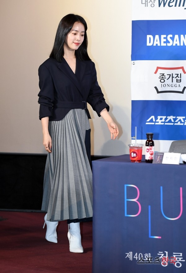 Han Ji-min attends the 40th Blue Dragon Film Handprinting Event held in CGV Yeouido, Seoul Youngdeungpo District, on the afternoon of the 28th.Actor Han Ji-min, Kim Hyang-gi, Nam Ju-hyuk and Kim Dae-mi attended the event.