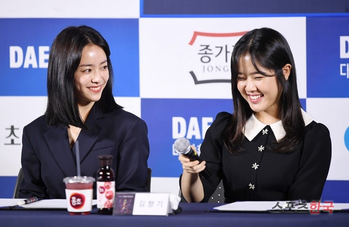 Han Ji-min and Kim Hyang Gi attend the 40th Blue Dragon Film Handprinting Event held at CGV Yeouido in Seoul Youngdeungpo District on the afternoon of the 28th.Actor Han Ji-min, Kim Hyang Gi, Nam Ju-hyuk and Kim Dae-mi attended the event.