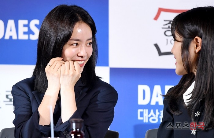 Han Ji-min attends the 40th Blue Dragon Film Handprinting Event held in CGV Yeouido, Seoul Youngdeungpo District, on the afternoon of the 28th.Actor Han Ji-min, Kim Hyang-gi, Nam Ju-hyuk and Kim Dae-mi attended the event.