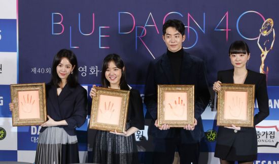 Actor Han Ji-min, who won the 39th Blue Dragon Film Award Best Actress Award last year, unveiled an episode backstage at the time.Han Ji-min, Kim Hyang-gi, Kim Dae-mi and Nam Joo-hyuk attended the 40th Blue Dragon Film Handprinting event at Yeouido CGVYeuido in Seoul on the 28th.Han Ji-min said, It was a dream time to be nominated for the Mitsubac last year and to win the awards, but it is meaningful to be able to share the glory with me. It is an honor to record my hand so that I can recall and remember over time. He said.I feel that the feelings and trembling of the day are Memory, but I do not know where I looked at it, he said. I was very nervous and I did not know what I said.After the ceremony, I went to greet Kim Hye-soo in the waiting room and congratulated him almost as if he were in a hurry.Meanwhile, the 40th Blue Dragon Film Awards will be held in Paradise City, Yeongjong-do, Incheon, on the 21st of next month.
