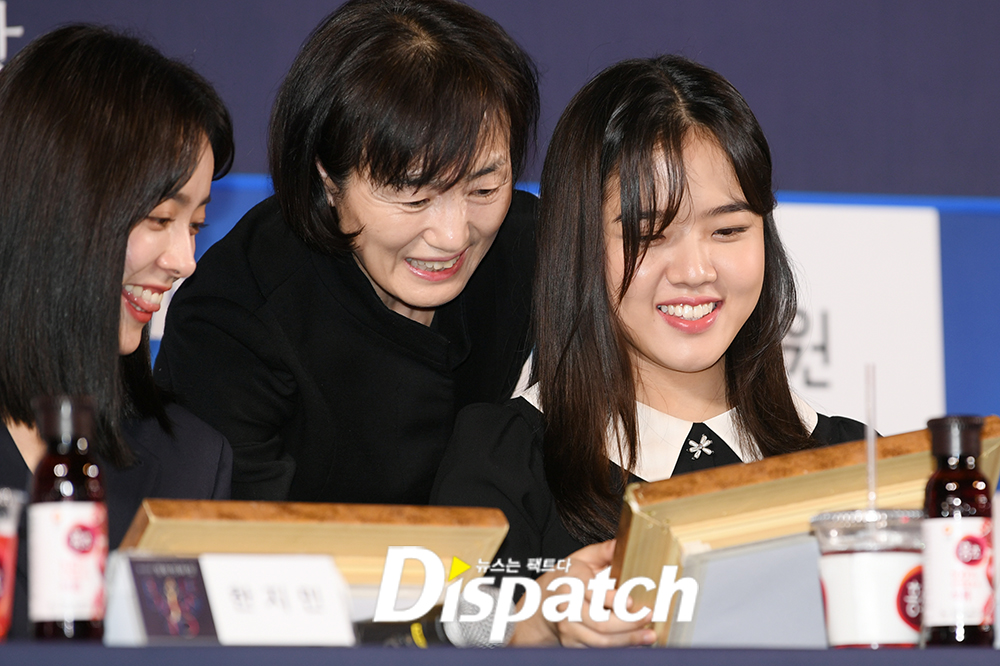 The 40th Blue Dragon Film Award Hand printing was held at CGV IFC Mall in Yeouido, Yeongdeungpo-gu, Seoul on the afternoon of the 28th.Han Ji-min and Kim Hyang Gi put their hands together and smiled playfully.On the other hand, Han Ji-min, Kim Hyang Gi, Nam Ju-hyuk and Kim Dae-mi attended the hand printing.The 40th Blue Dragon Film Awards will be held in Paradise City, Yeongjong-do, Incheon on the 21st of next month.Im laughing.beautiful women with good cause of death