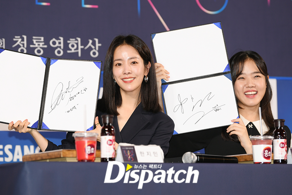 The 40th Blue Dragon Film Award Hand printing was held at CGV IFC Mall in Yeouido, Yeongdeungpo-gu, Seoul on the afternoon of the 28th.Han Ji-min and Kim Hyang Gi put their hands together and smiled playfully.On the other hand, Han Ji-min, Kim Hyang Gi, Nam Ju-hyuk and Kim Dae-mi attended the hand printing.The 40th Blue Dragon Film Awards will be held in Paradise City, Yeongjong-do, Incheon on the 21st of next month.Im laughing.beautiful women with good cause of death