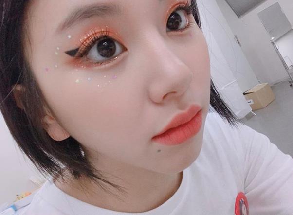Chaeyoung of girl group TWICE showed off Irish Wolfhound makeup.On the afternoon of the 27th, Chaeyoung posted two photos on TWICEs official SNS with an article entitled Pumpkin Eye. Halloween.Chaeyoungs gorgeous eye makeup in the photo focuses his attention, his lantern-colored eyes and a shimmering nose added to his lovely charm.On the other hand, TWICE, which Chaeyoung belongs to, acted as Feel Special last month.