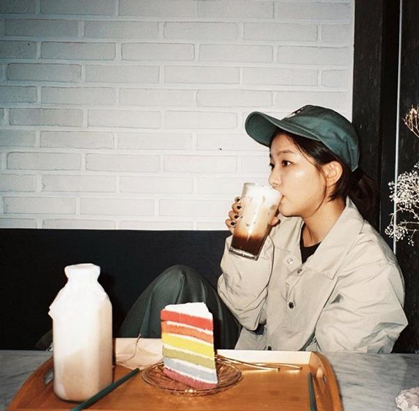 Seulgi of girl group Red Velvet revealed a pictorial routine.Seulgi posted a picture on his SNS on the 28th with an article entitled One Day.In the photo, Seulgi is enjoying a relaxing time while drinking Coffee in a comfortable outfit, with a stiff nose and a slender jaw line on the side of Seulgi.On the other hand, Red Velvet, which Seulgi belongs to, was active in August with the release of a new song Sonic Wave.Red Velvet will host his third solo concert, La Rouge, on the 23rd and 24th of next month.