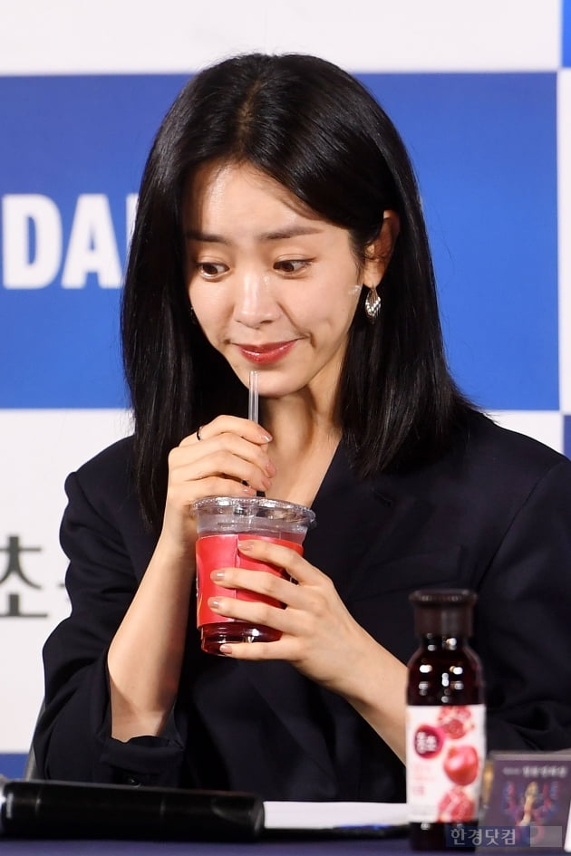 Actor Han Ji-min is drinking drinks at the 40th Blue Dragon Film Award handprinting event held at Seoul Yeouido-dong CGV Yeouido on the afternoon of the 28th.