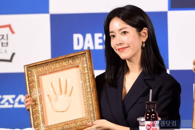 Actor Han Ji-min attended the 40th Blue Dragon Film Award handprinting event held at CGV Yeouido in Yeouido-dong, Seoul on the afternoon of the 28th.