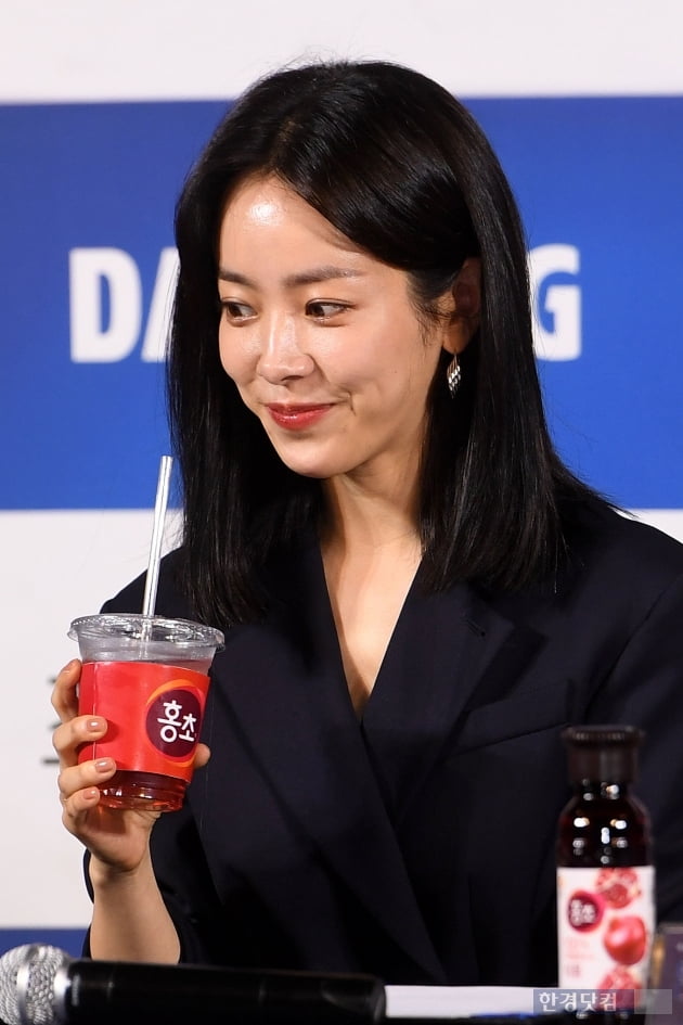 Actor Han Ji-min is drinking Drink at the 40th Blue Dragon Film Award handprinting event held at CGV Yeouido in Yeouido-dong, Seoul on the afternoon of the 28th.