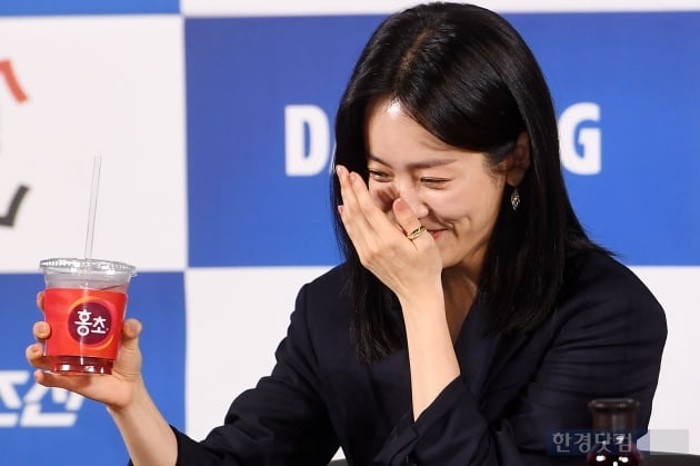 Actor Han Ji-min attended the 40th Blue Dragon Film Award handprinting event held at CGV Yeouido in Yeouido-dong, Seoul on the afternoon of the 28th.
