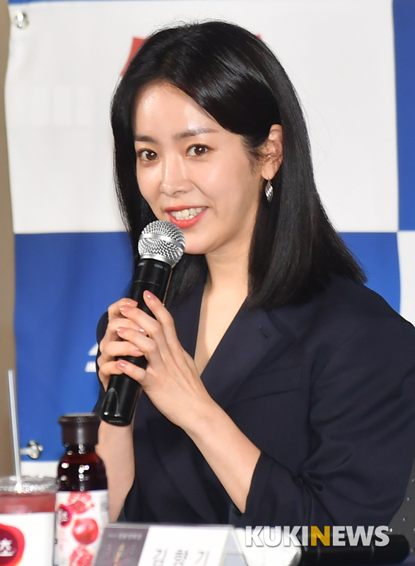 Actor Han Ji-min greets at the Blue Dragon Film Award handprinting event held at CGV Yeouido, Seoul Yeongdeungpo-gu on the afternoon of the 28th.Han Ji-min, who won the 39th Blue Dragon Film Award Best Actress Award, attended the event, including actress Kim Hyang-ki, new actor Nam Joo-hyuk and new actress Kim Dae-mi.The 40th Blue Dragon Film Awards will be held on November 21st in Paradise City, Yeongjong-do, Incheon.