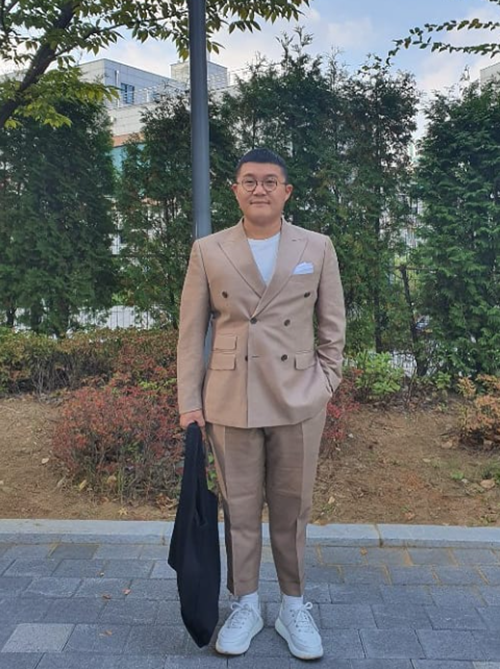 Broadcaster Jo Se-ho showed off her cute charmOn the 27th, Jo Se-ho posted a picture and article on his Instagram account.In the photo, Jo Se-ho, wearing a beige suit, stares at Camera with a pale Smile.Jo Se-ho also wrote in the post, How are these Feelings?Jo Se-ho is currently appearing on KBS2 Happy Together 4.