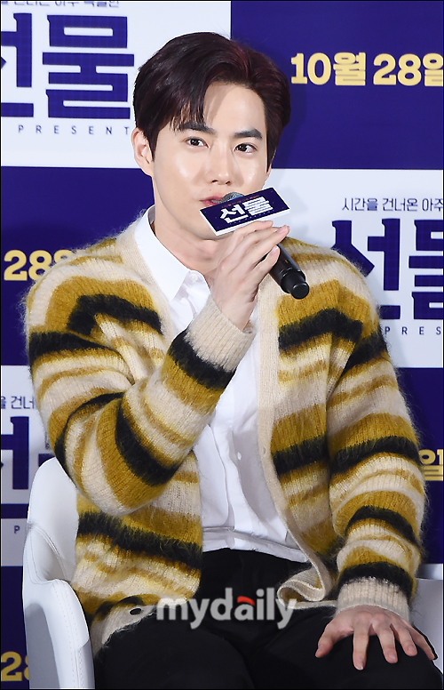 Actor Suho (EXO Suho) talks at a special screening and meeting of the movie Gift (director Hur Jin-ho, production first plan) held at the entrance of Lotte Cinema Counter in Jayang-dong, Seoul on the morning of the 28th.The movie Gift is a delightful and youthful comedy about the story of a suspicious man from the past appearing in front of the young people who gathered to realize a sparkling idea.Actor Shin Ha-gyun, EXO leader Suho, Kim Seul-gi and Yoo Soo-bin will appear. It will be released online on October 28.