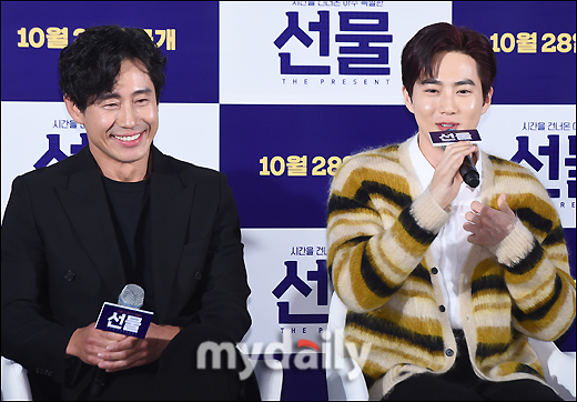 Actors Shin Ha-kyun and Suho (EXO Suho) are talking at a special screening and meeting of the movie Gift (director Huh Jin-ho, production first plan) held at the entrance of Lotte Cinema Counter in Jayang-dong, Seoul on the morning of the 28th.The movie Gift is a delightful and youthful comedy about the story of a suspicious man from the past appearing in front of the young people who gathered to realize a sparkling idea.Actors Shin Ha-kyun, EXO leader Suho, Kim Seul-gi and Yoo Soo-bin will appear; it will be released online October 28.