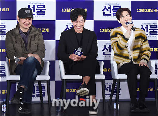 EXO Suho (Actor Suho) talks at a special screening and meeting of the movie Gift (director Huh Jin-ho, production first plan) held at the entrance of Lotte Cinema Counter in Jayang-dong, Seoul on the morning of the 28th.The movie Gift is a delightful and youthful comedy about the story of a suspicious man from the past appearing in front of the young people who gathered to realize a sparkling idea.Actor Shin Ha-gyun, EXO leader Suho, Kim Seul-gi and Yoo Soo-bin will appear. It will be released online on October 28.