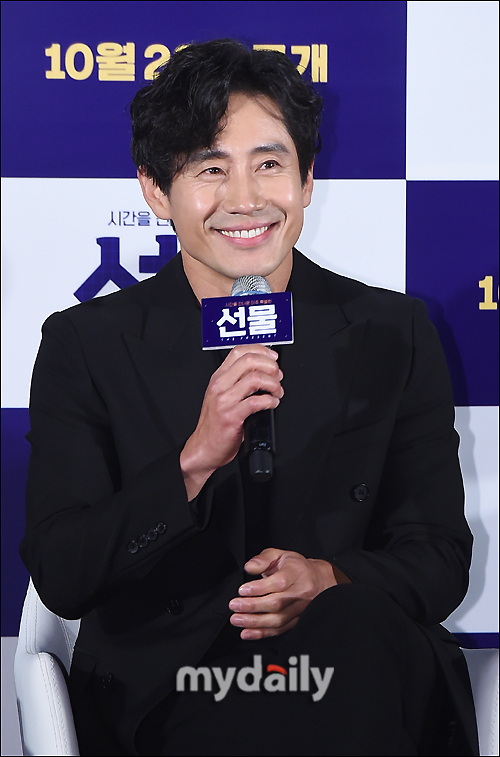 On this day, Suho asked about breathing with Shin Ha-kyun, I like Shin Ha-kyun a lot, Confessions laughed.I really like it a lot, he said repeatedly, so it was great when Shin Ha-kyun said he was appearing.Gift is a delightful and youthful comedy depicting the story of a suspicious man, Sang-gu (Shin Ha-kyun), who came from the past in front of the Paggy Manleb youths gathered to realize the sparkling idea.Today (28th) it will be released on various platforms including YouTube, portals, online, IPTV and digital cable broadcasting.