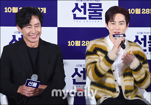 Actors Shin Ha-kyun and Suho warmly comforted the youth with the short film Gift.Gift is a jolly comedy.It depicts the story of a suspicious man, Deepflow, from the past, appearing in front of the Paggy Manleb youths gathered to realize their sparkling ideas.Deok Hye-ong, Happiness, Spring Day Goes, August Christmas, and other melodrama masters Hur Jin-ho caught megaphone. In this new film Gift, Dr.Jin was full of material and the balance was a pleasant story of the youth.Gift is a film that informs us that there is a competition to help young entrepreneurs.I heard that there is a thermal infrared camera in our movie, and it is an invention that helps in the fire scene. So I released it as a comedy genre. Shin Ha-kyun split into the role of suspicious man Deepflow, who came from the past in the play.He once again announced his performance as a comic actor with a strange and serious Shin Ha-kyun.Shin Ha-kyun said, It is a work of good intention, and the scenario is fun. I have known Hur Jin-ho for nearly 20 years, but I decided to appear for the first time because I have worked.He added, I had fun with my juniors. I want to meet you again in another work.Suho, who is a leader and actor of popular idol EXO, played the character of Baggie Manleb youth heaven.I was impressed by the enthusiasm for dreams and the appearance of my twenties with realistic worries.Suho said, I had a moment when I was in a heartbeat, and I felt once again that my seniors, actors, and directors had suffered a lot.As for the reason for appearing in Gift, he said, I was attracted most because it was a story that had a good influence on youth.In particular, he expressed deep confidence in coach Hur Jin-ho, saying, I have been a coach I have admired since I was a child. I recently saw Spring Day goes again.Suho said, My parents are also a lot of favorite directors. My parents liked to congratulate me because I was appearing in director Hur Jin-hos work.He said it was amazing.Kim Seul-gi, a promising Chungmuro player, played the role of Bora, who led the team with the sky and did not give up his dream.Yoo Soo-bin, who is attracting attention as a movie Exit, appeared as a firefighter Youngbok station with an attractive imagination, adding fun to the drama.Gift will be released today (28th) on YouTube, portals and other online and various platforms including IPTV and digital cable broadcasts; the running party is 43 minutes long.