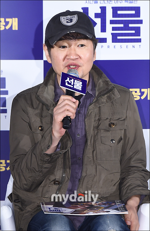 Actors Shin Ha-kyun and Suho warmly comforted the youth with the short film Gift.Gift is a jolly comedy.It depicts the story of a suspicious man, Deepflow, from the past, appearing in front of the Paggy Manleb youths gathered to realize their sparkling ideas.Deok Hye-ong, Happiness, Spring Day Goes, August Christmas, and other melodrama masters Hur Jin-ho caught megaphone. In this new film Gift, Dr.Jin was full of material and the balance was a pleasant story of the youth.Gift is a film that informs us that there is a competition to help young entrepreneurs.I heard that there is a thermal infrared camera in our movie, and it is an invention that helps in the fire scene. So I released it as a comedy genre. Shin Ha-kyun split into the role of suspicious man Deepflow, who came from the past in the play.He once again announced his performance as a comic actor with a strange and serious Shin Ha-kyun.Shin Ha-kyun said, It is a work of good intention, and the scenario is fun. I have known Hur Jin-ho for nearly 20 years, but I decided to appear for the first time because I have worked.He added, I had fun with my juniors. I want to meet you again in another work.Suho, who is a leader and actor of popular idol EXO, played the character of Baggie Manleb youth heaven.I was impressed by the enthusiasm for dreams and the appearance of my twenties with realistic worries.Suho said, I had a moment when I was in a heartbeat, and I felt once again that my seniors, actors, and directors had suffered a lot.As for the reason for appearing in Gift, he said, I was attracted most because it was a story that had a good influence on youth.In particular, he expressed deep confidence in coach Hur Jin-ho, saying, I have been a coach I have admired since I was a child. I recently saw Spring Day goes again.Suho said, My parents are also a lot of favorite directors. My parents liked to congratulate me because I was appearing in director Hur Jin-hos work.He said it was amazing.Kim Seul-gi, a promising Chungmuro player, played the role of Bora, who led the team with the sky and did not give up his dream.Yoo Soo-bin, who is attracting attention as a movie Exit, appeared as a firefighter Youngbok station with an attractive imagination, adding fun to the drama.Gift will be released today (28th) on YouTube, portals and other online and various platforms including IPTV and digital cable broadcasts; the running party is 43 minutes long.