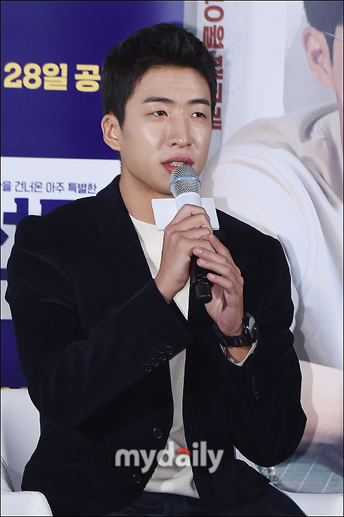 Actors Shin Ha-kyun and Suho warmly comforted the youth with the short film Gift.Gift is a jolly comedy.It depicts the story of a suspicious man, Deepflow, from the past, appearing in front of the Paggy Manleb youths gathered to realize their sparkling ideas.Deok Hye-ong, Happiness, Spring Day Goes, August Christmas, and other melodrama masters Hur Jin-ho caught megaphone. In this new film Gift, Dr.Jin was full of material and the balance was a pleasant story of the youth.Gift is a film that informs us that there is a competition to help young entrepreneurs.I heard that there is a thermal infrared camera in our movie, and it is an invention that helps in the fire scene. So I released it as a comedy genre. Shin Ha-kyun split into the role of suspicious man Deepflow, who came from the past in the play.He once again announced his performance as a comic actor with a strange and serious Shin Ha-kyun.Shin Ha-kyun said, It is a work of good intention, and the scenario is fun. I have known Hur Jin-ho for nearly 20 years, but I decided to appear for the first time because I have worked.He added, I had fun with my juniors. I want to meet you again in another work.Suho, who is a leader and actor of popular idol EXO, played the character of Baggie Manleb youth heaven.I was impressed by the enthusiasm for dreams and the appearance of my twenties with realistic worries.Suho said, I had a moment when I was in a heartbeat, and I felt once again that my seniors, actors, and directors had suffered a lot.As for the reason for appearing in Gift, he said, I was attracted most because it was a story that had a good influence on youth.In particular, he expressed deep confidence in coach Hur Jin-ho, saying, I have been a coach I have admired since I was a child. I recently saw Spring Day goes again.Suho said, My parents are also a lot of favorite directors. My parents liked to congratulate me because I was appearing in director Hur Jin-hos work.He said it was amazing.Kim Seul-gi, a promising Chungmuro player, played the role of Bora, who led the team with the sky and did not give up his dream.Yoo Soo-bin, who is attracting attention as a movie Exit, appeared as a firefighter Youngbok station with an attractive imagination, adding fun to the drama.Gift will be released today (28th) on YouTube, portals and other online and various platforms including IPTV and digital cable broadcasts; the running party is 43 minutes long.