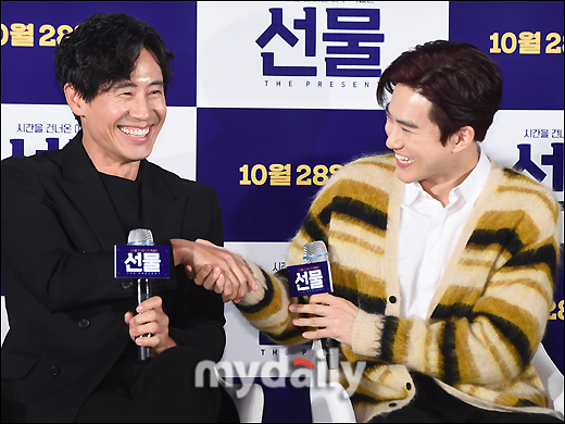 Actor Shin Ha-kyun has revealed his affection for his junior EXO Suho, who has been breathing in the short film Gift.On this day, Suho confessed to the question of breathing with Shin Ha-kyun, I like Shin Ha-kyun a lot.Shin Ha-kyun laughed, I am embarrassed and thankful for thinking of me like that.Shin Ha-kyun said, I first met Suho and acted together, but he was a friend full of bright and positive energy.I want to meet you in a longer work next time. Gift is a delightful and youthful comedy depicting the story of a suspicious man, Sang-gu (Shin Ha-kyun), who came from the past in front of the Paggy Manleb youths gathered to realize the sparkling idea.Today (28th) it will be released on various platforms including YouTube, portals, online, IPTV and digital cable broadcasting.