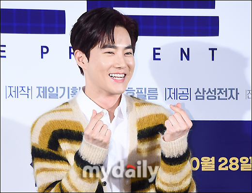Actor Suho (EXO Suho) poses at a special screening and meeting of the movie Gift (director Huh Jin-ho, production first plan) held at the entrance of Lotte Cinema Counter in Jayang-dong, Seoul on the morning of the 28th.The movie Gift is a delightful and youthful comedy about the story of a suspicious man from the past appearing in front of the young people who gathered to realize a sparkling idea.Actor Shin Ha-gyun, EXO leader Suho, Kim Seul-gi and Yoo Soo-bin will appear on October 28th on various platforms including online, IPTV and digital cable broadcasts.